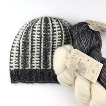 Load image into Gallery viewer, Staggered Ladders Tuque Pattern